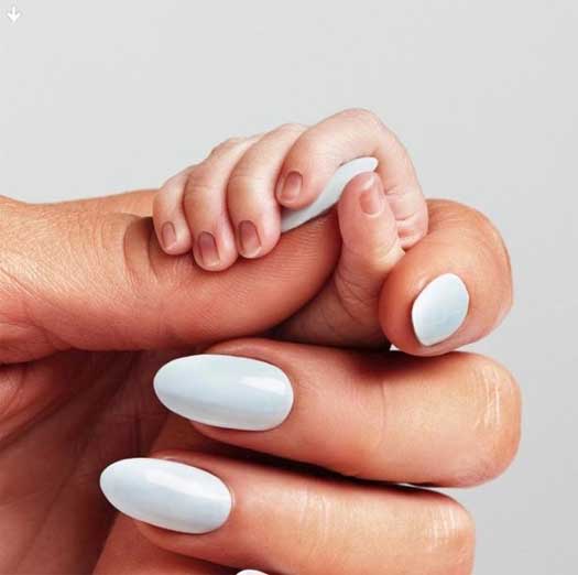 Paris Hilton Finalmente Quebra o Silêncio ao Manter o Nascimento de seu Bebê Um Segredo